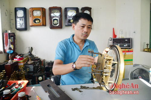  Anh Tạ Quang Sơn, chủ nhân bộ sưu tập đồng hồ cổ cho biết: Mỗi chiếc đồng hồ được anh săn lùng nhiều năm trời, có chiếc giá trị lên tới hàng trăm triệu đồng. 
