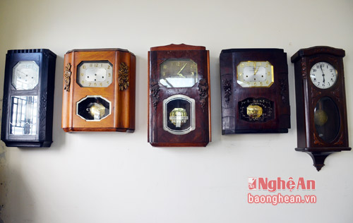  Bộ đồng hồ treo tường với đủ các dòng như ODO, J, VEDETTI,FFR. Những chiếc đồng hồ này có xuất xứ từ Pháp, Đức chủ yếu sản xuất cho thị trường Việt Nam những năm Pháp thuộc. 