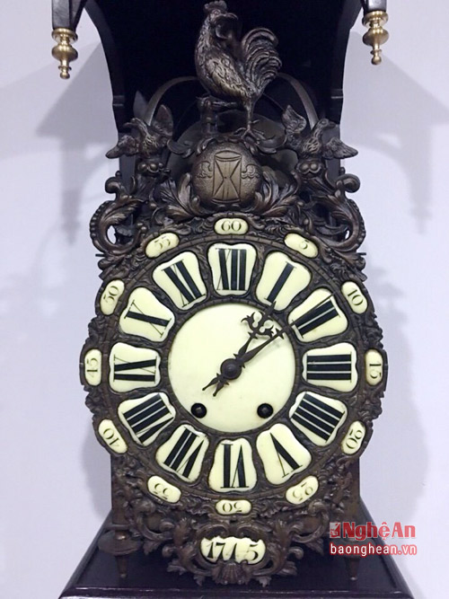  Chiếc đồng hồ có từ năm 1745, hình chú gà trống Gaulois, mặt men hạt, quả lắc mặt trời. 