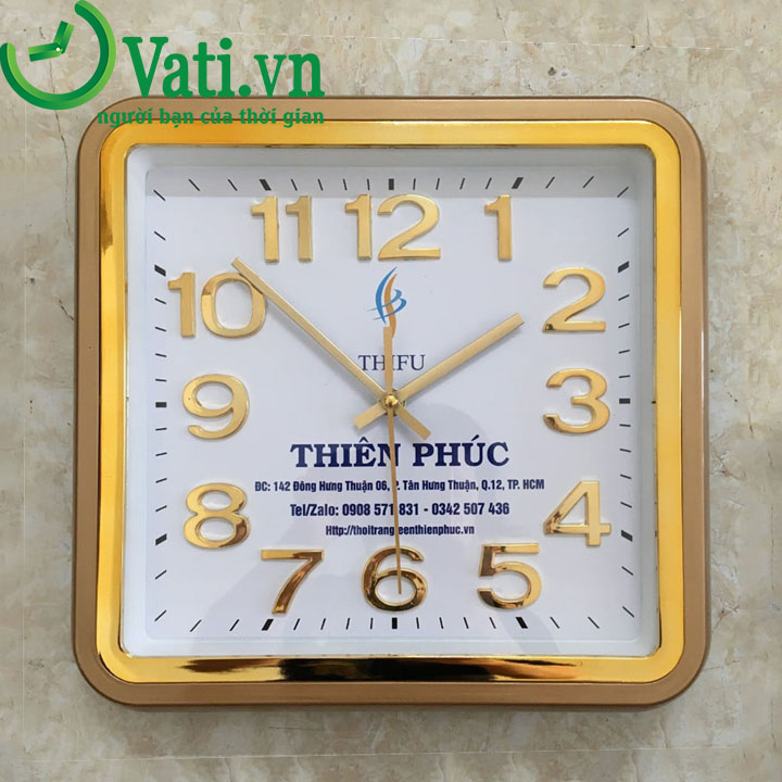 Đồng hồ treo tường in logo mẫu vuông mạ vàng 12 số - Vati