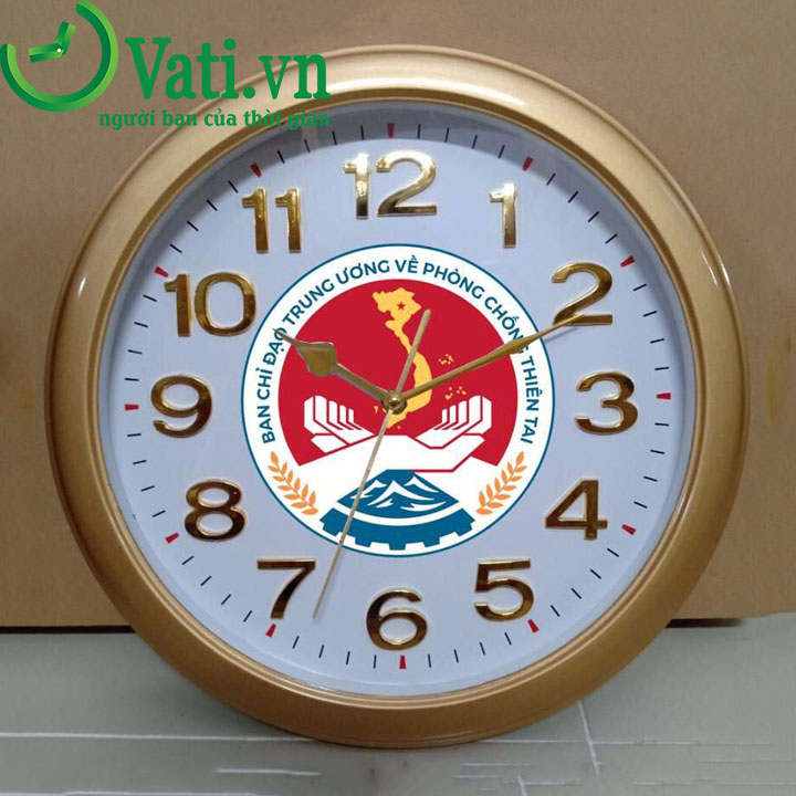 Đồng hồ treo tường in logo mạ vàng 12 số 30x30cm